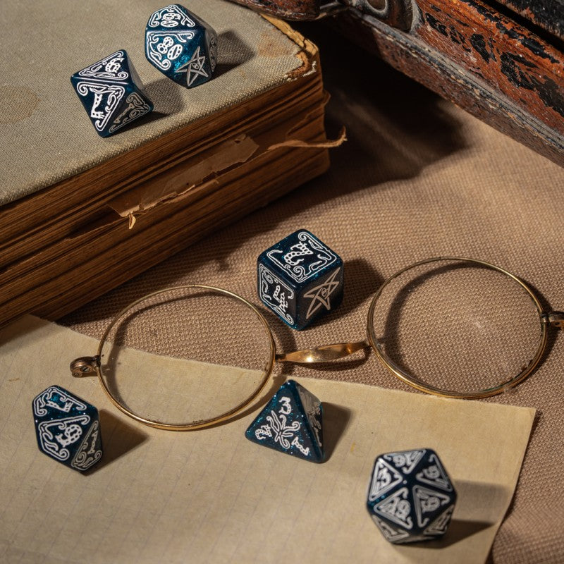 Call of Cthulhu: Abyssal and White Dice Set